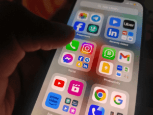Smartphone screen displaying various app icons.